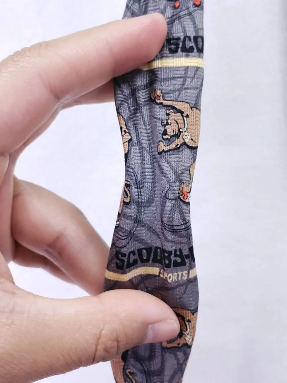 Scooby-Doo Skateboarding Mens Classic Cartoon 100% Silk Tie Fun Gray Funny